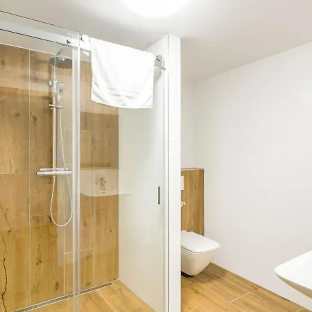 Comfortable With Indoor Swimming Pool And Jacuzzi *
