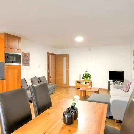 Comfortable With Indoor Swimming Pool And Jacuzzi *